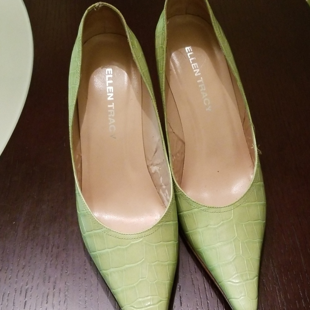 Ellen Tracy Lime green pointed toe pumps